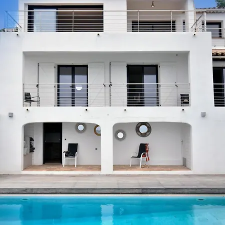 Luxueuse Moderne Avec Piscine & Recemment Renovee, Vue Exceptionnelle! Casa de Férias *