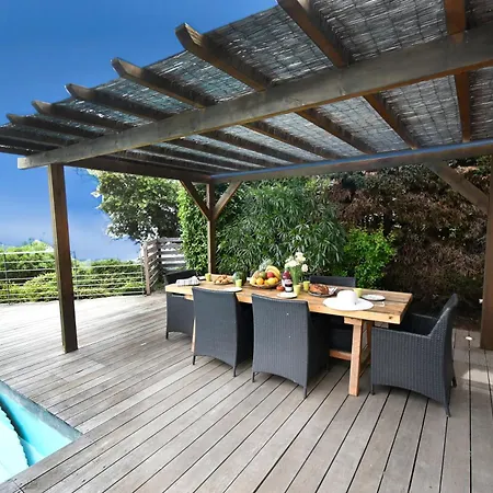 Luxueuse Moderne Avec Piscine & Recemment Renovee, Vue Exceptionnelle! Casa de Férias