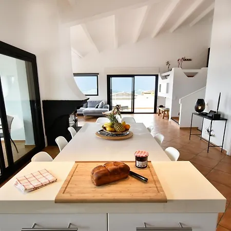 Casa de Férias Luxueuse Moderne Avec Piscine & Recemment Renovee, Vue Exceptionnelle! *