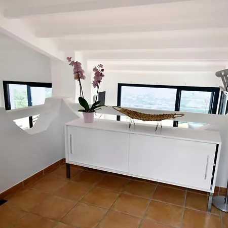 Luxueuse Moderne Avec Piscine & Recemment Renovee, Vue Exceptionnelle! *