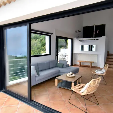 Luxueuse Moderne Avec Piscine & Recemment Renovee, Vue Exceptionnelle! *
